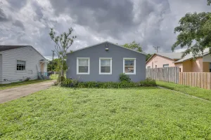 Image of Beachside Cozy Home w/ Patio in Hollywood