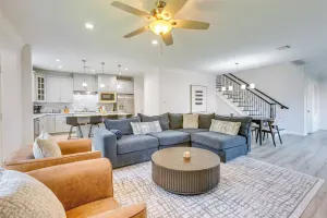 Image of Yard & Workspaces: Luxe Duplex Unit in Houston