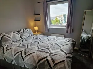 Image of Stylish 2-Bed Apartment - Sleeps 4 Parking & WiFi