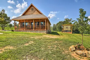 Image of 2 Mi to Lake Hamilton: Hot Springs Cabin Rental!