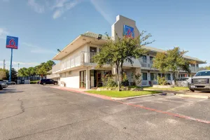 Image of Studio 6-Grand Prairie, TX