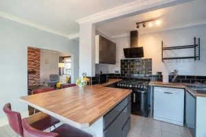 Image of Stylish 3 Bed House-free Parking