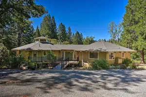 Image of Deck and Grill Camino Home in Wine Country!