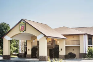 Image of Super 8 by Wyndham Lavonia