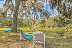 Image of Sunny Crystal River Home w/ Screened-in Porch