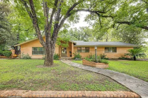 Image of Del Rio Home w\/ Large Yard, BBQ + Fireplace!