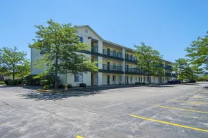 Image of HomeTowne Studios by Red Roof Chicago - Waukegan