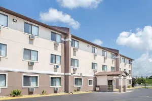 Image of Boarders Inn & Suites by Cobblestone Hotels Waterloo Cedar Falls