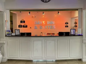 Image of Days Inn & Suites by Wyndham Lakeland