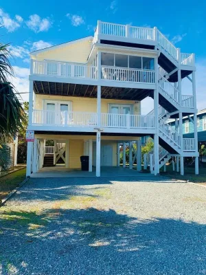 Image of Sandy Toes 3 Bedroom Home by RedAwning