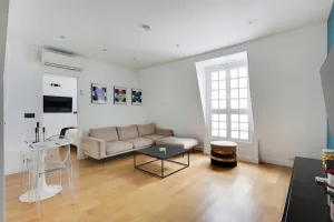 Image of Elegance and Comfort With A/C - Arc de Triomphe