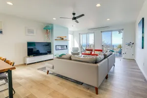 Image of Scenic Depoe Bay Townhome w/ Deck < 1 Mi to Parks!