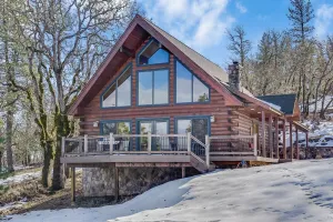 Image of Straight From The Heart 3 Bedroom Cabin by RedAwning