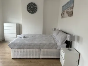 Image of Enfield House - Beautiful 2 Bed - Good Transport Free Parking