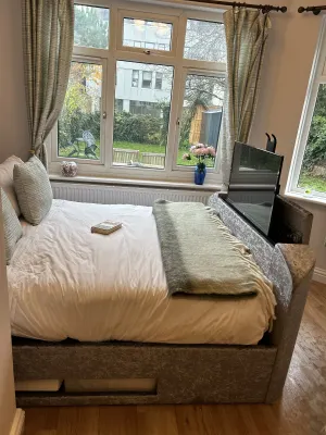 Image of Wimbledon Town Centre Garden Apartment with private parking - Sleeps 5