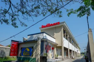 Image of RedDoorz near Padang Golf Adisucipto