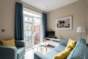 Image of Stylish Fulham Flat With Patio by Underthedoormat