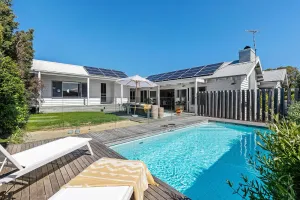 Image of Luxury Cottage With Pool In Perfect Location