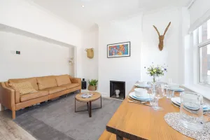 Image of Bright two Bedroom Flat in Fashionable Fulham by Underthedoormat
