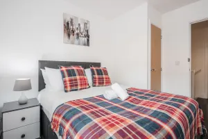 Image of Lovely 3 Bedrooms Flat Near Romford Station With Free Parking