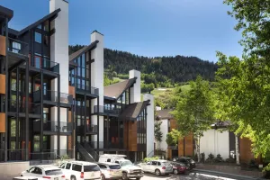 Image of Fifth Avenue Condominiums by Frias