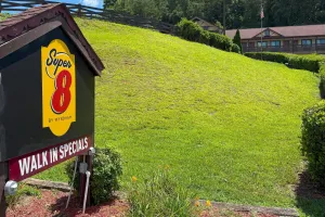 Image of Super 8 by Wyndham Helen