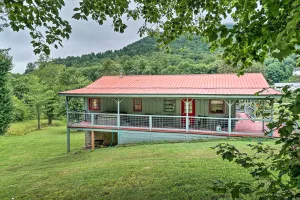 Image of Hot Tub and Fire Pit Pet-Friendly Clayton Escape!