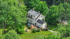 Image of 4 BDR w\/ Private Hot Tub, Backyard and Deck!
