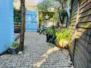 Image of Beautiful Cosy Garden Cabin, 5min Walk to Beach