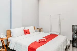 Image of RedDoorz Plus near Taman Ismail Marzuki