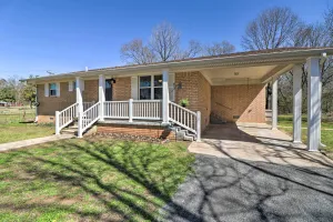 Image of Greers Ferry Home with Yard, Less Than 1 Mi to Marina!