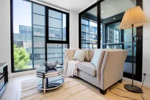 Image of Stunning Bright Apartment At Hawthron/Glenferrie Station