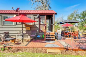 Image of Lakefront Cabin in Brinson: Behind the Moon