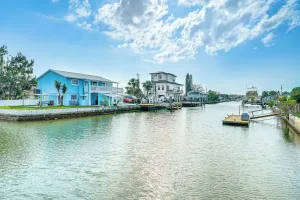 Image of < 1 Mi to Beach: Hudson Apt w/ Fishing Dock Access