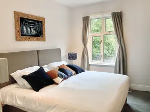 Image of BookedUK - Large Cosy Cottage
