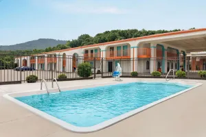 Image of Howard Johnson by Wyndham Chattanooga Lookout Mountain I-24