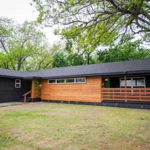 Image of New-The Mod Poppy Large home 10 minutes from it all