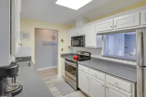Image of 3 Mi to St Simons Beach: Gem w/ Pool Access & Deck