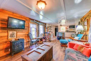 Image of Fenced Yard: Quaint Cabin Near Lake Texoma!