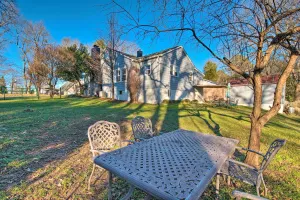 Image of Modern Florence Getaway with Patio and Grill!