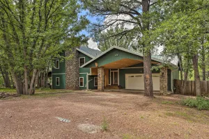 Image of Deck and Yard Family-Friendly Pinetop Retreat