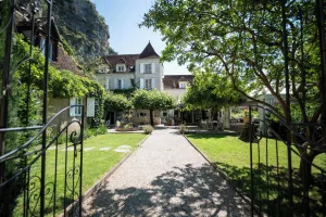 Image of Logis Hôtels - Hôtel Restaurant Domaine Les Falaises