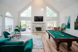Image of Luxury Family Escape Hottub/sauna/billiard/pool 4 Bedroom Home by RedAwning