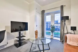 Image of 2 Bed Flat with Parking Near Waterfront