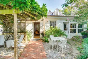 Image of Cottage w/ Furnished Patio & Garden: Dtwn Leesburg