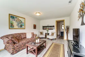 Image of 9 Acres, Pick Your Own Apples: Cabin in Arlington!