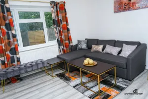 Image of 7 Guests - 3 Bedrooms - Parking - Pet Friendly