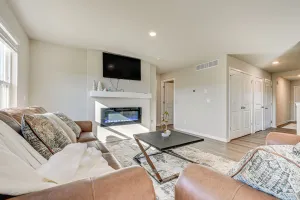 Image of 15 Mi to Dtwn Des Moines: Pet-friendly Waukee Home