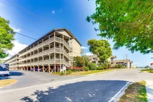 Image of Spacious Modern Condo - 1st Floor - One Block to the Beach