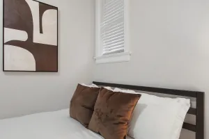 Image of 3BR Vibrant Apartment in Hyde Park